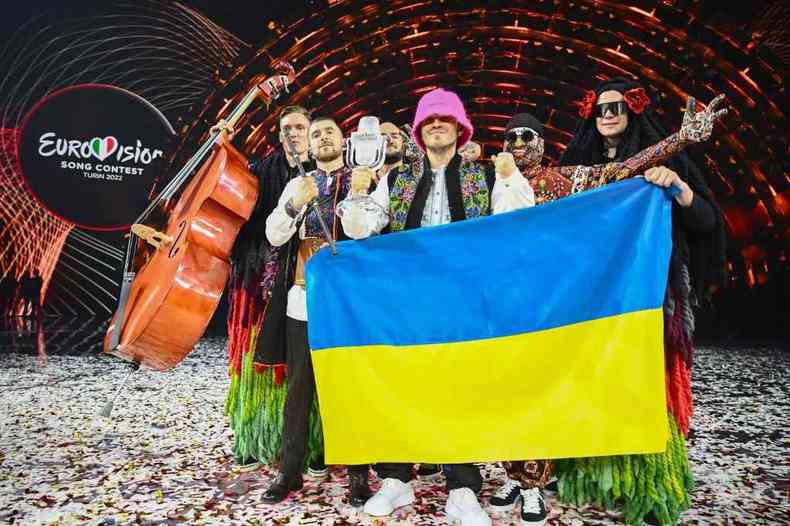 Grupo de rap Kalush Orchestra empunha bandeira da Ucrnia
