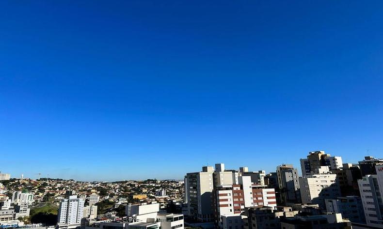 céu claro em Belo Horizonte neste domingo