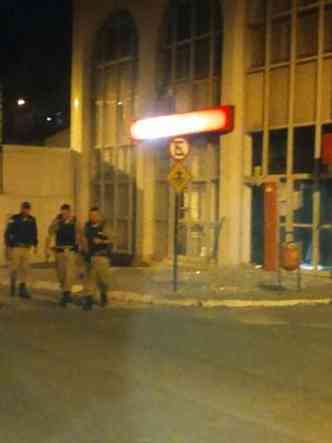Militares foram chamados na madrugada, mas bandidos escaparam(foto: Roberto Fernandes/Facebook)