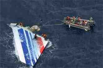 Os restos mortais de 104 vtimas foram resgatados dos destroos(foto: AFP PHOTO/Marinha do Brasil)