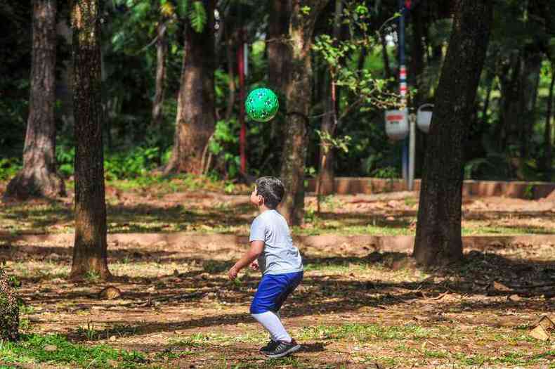 'Preso' h vrios dias em casa, Vitor, de 6 anos, aproveitou o espao para jogar bola(foto: Leandro Couri/EM/DA PRESS)