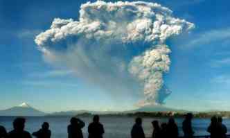 Moradores de Puerto Varas, no Sul do Chile, assistem  coluna de cinzas e lava expelida pelo vulco Calbuco(foto: GIORDANA SCHMIDT / AFP)