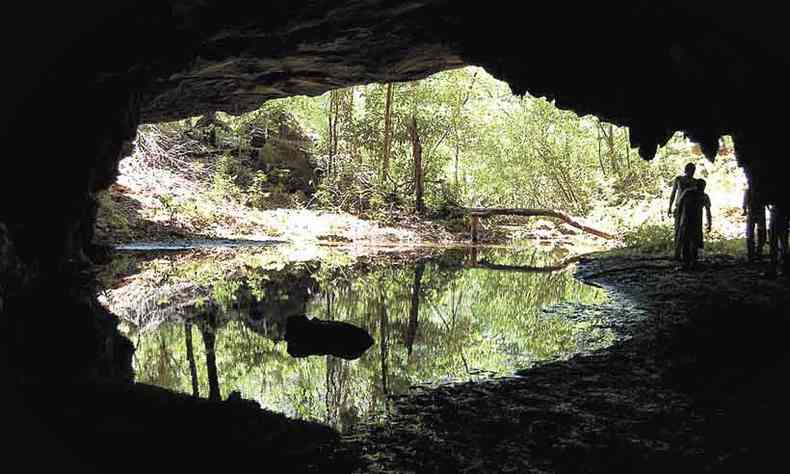 Na regio das cavernas, o turista se depara com a bela paisagem da Gruta do Lago da Iluso (foto: prefeitura de Mirabela/divulgao)