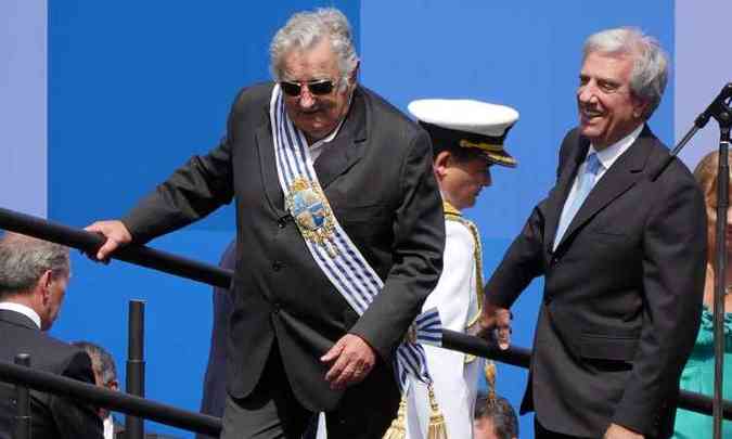 Foi Mujica (E) quem roubou a cena na posse de Vazquez (D)(foto: AFP PHOTO / DANIEL CASELLI )