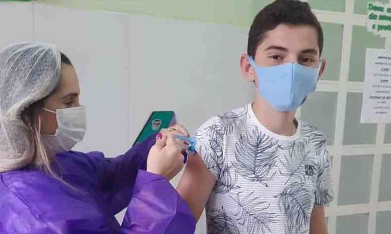 Adolescente sendo vacinado contra a COVID