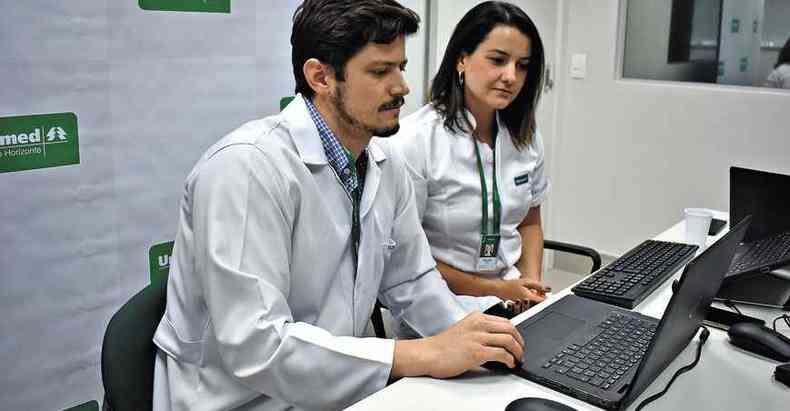 O mdico especialista em medicina de famlia e cooperado Unimed-BH, Marcos Quinto, e a enfermeira Bruna Seabra fazem o atendimento ao cliente(foto: Unimed-BH/Divulgao)
