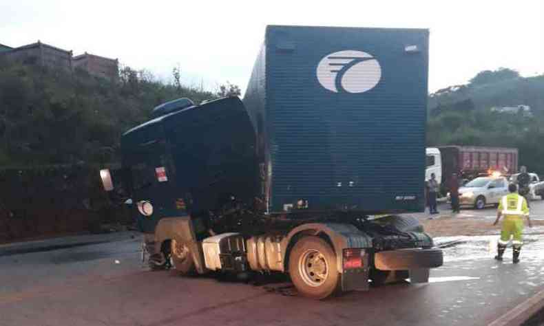 Acidente com carreta fechou a BR-040 em Itabirito, na Regio Central de Minas(foto: Reproduo WhatsApp)