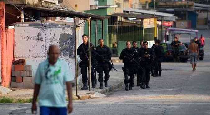 Oficiais do Bope fazem patrulha na Vila Kennedy(foto: CHRISTOPHE SIMON/AFP)