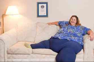Pauline Potter mostra o certificado de mulher mais gorda do mundo(foto: REPRODUO / Huffington Post)