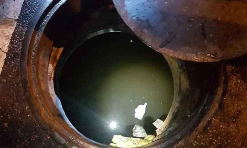 Buraco no meio da rua com cones para alerta os motoristas