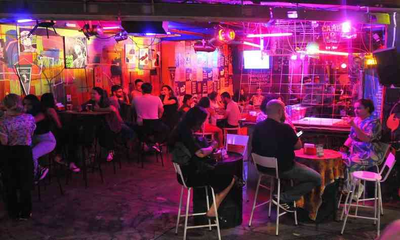 Bar sob luzes de neon