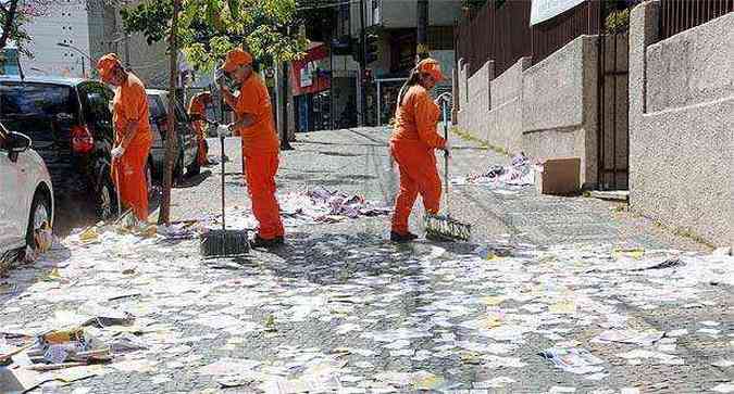A coleta de lixo na capital mineira foi feita por mais de 900 garis(foto: Paulo Filgueiras/EM/D.A Press)