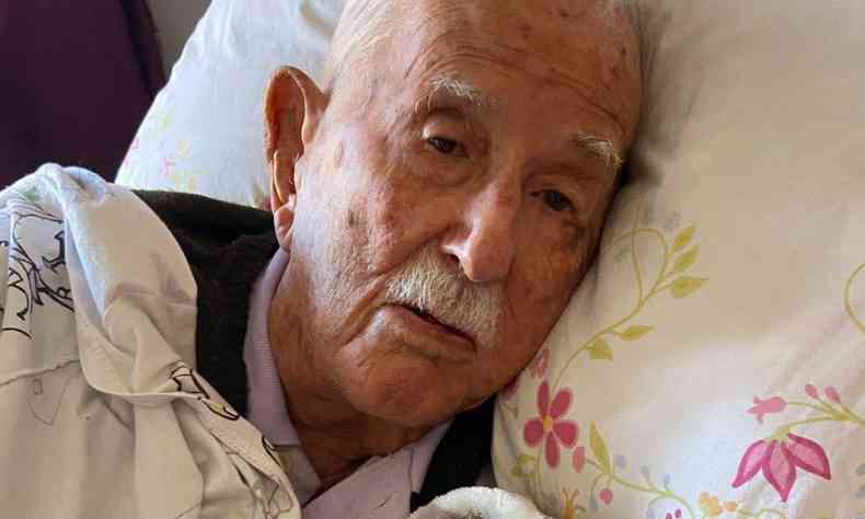 Antnio Lopes, 104 anos, aposentado da Minascaixa vive acamado