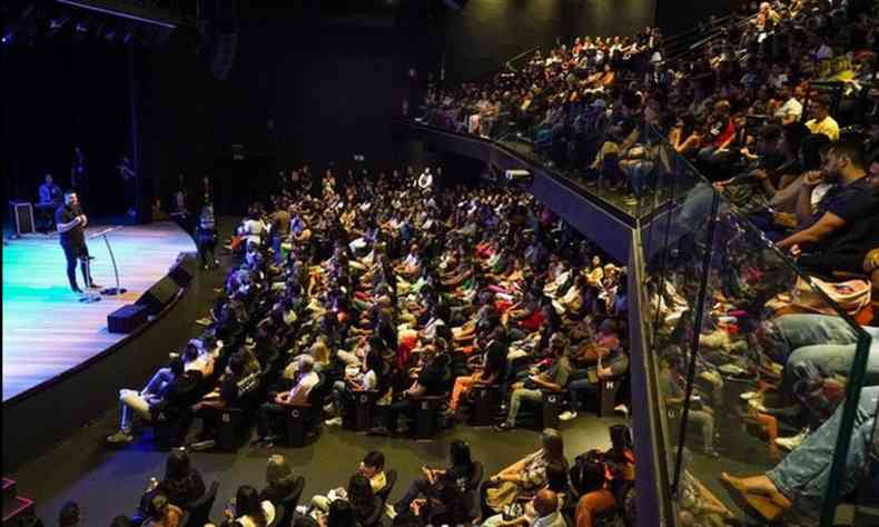 Culto no Teatro Clara Nunes, lotado