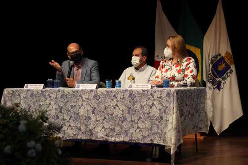 Da esquerda para direita, Dimas Covas (presidente do Instituto Butantan), Heber Hamilton Quintella (Prefeito de Guaxup) e Daniela Bettelli (Secretria de Sade), durante coletiva de imprensa sobre o estudo das variantes e os ensaios clnicos da ButanVac(foto: Prefeitura Municipal de Guaxup/Reproduo)