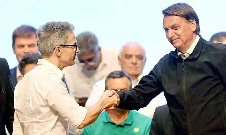 Lula e Bolsonaro do aperto de mo 