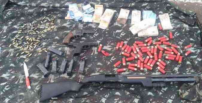 Sete armas j foram apreendidas com os criminosos(foto: Polcia Militar/Divulgao)