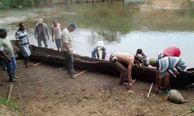 Foram quatro dias de esforo para transportar a canoa achada em Andrelndia, no Sul de Minas, at um local seguro (foto: Jos Marcos Alves Salgado/Divulgao)