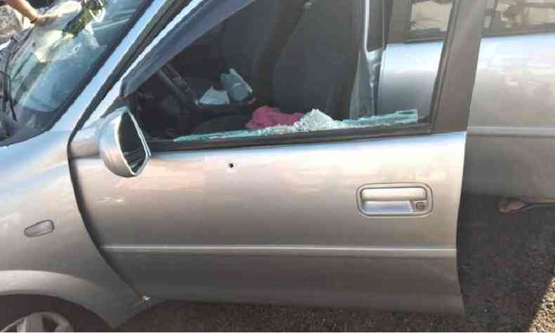 Tiros destruíram vidros e acertaram porta do carro(foto: Reprodução/Redes Sociais)