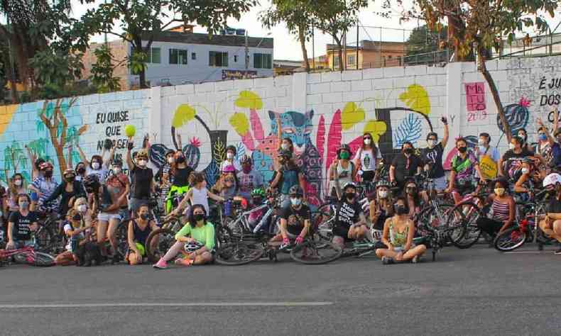 Diversas ciclistas do Tera das Manas posando para foto em rua de Belo Horizonte