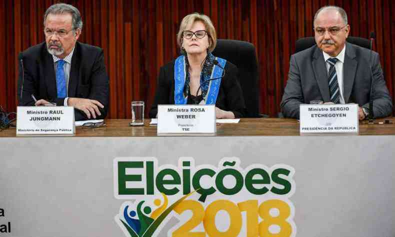 Presidente do TSE, ministra Rosa Weber (centro) respondeu declarao de Eduardo Bolsonaro sobre 'fechar o STF'(foto: Evaristo S/AFP)