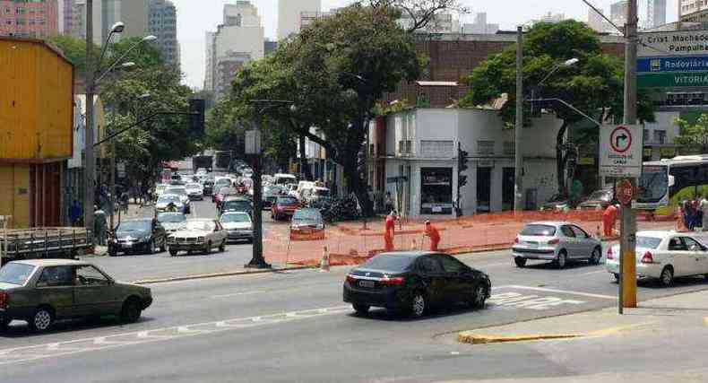Funcionrios comearam as intervenes na Avenida Bias Fortes(foto: Gladyston Rodrigues/EM/D.A.Press)
