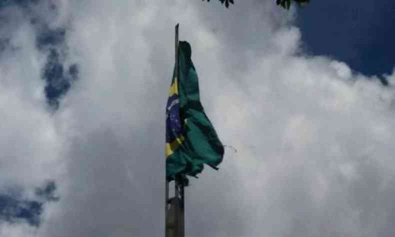 Bandeira do Brasil rasgada nas pontas(foto: Leonardo Steffano/Divulgao)