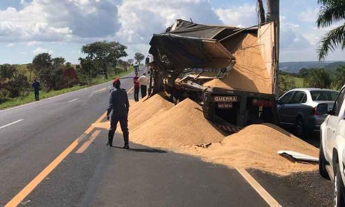 Motorista de uma das carretas sofreu escoriações. Segundo o Corpo de Bombeiros, ele não percebeu a sinalização de outro veículo, que estava parado com defeitos na suspensão(foto: Divulgação/CBMMG.) Motorista de uma das carretas sofreu escoriações. Segundo o Corpo de Bombeiros, ele não percebeu a sinalização de outro veículo, que estava parado com defeitos na suspensão(foto: Divulgação/CBMMG.)