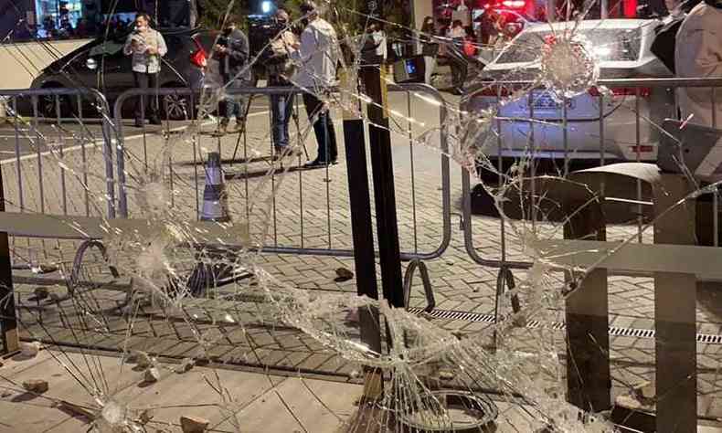 Manifestantes depredaram uma loja da rede Carrefour em um shopping em So Paulo