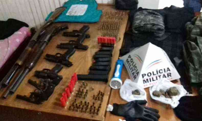 Material apreendido com os criminosos(foto: Polcia Militar/Divulgao)