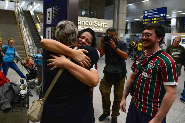 Brasileira abraa parente ao desembarcar no Rio de Janeiro