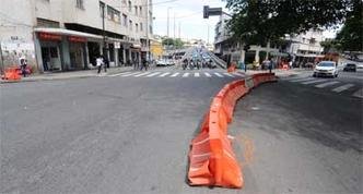 1 - Cruzamento das ruas dos Guaranis e dos Caetés, no Centro de BH Um conjunto de delimitadores de plástico divide há mais de seis meses o tráfego da Rua dos Guaranis com o trânsito que chega do Viaduto B. Duas peças de concreto já desgastadas limitam uma área na contramão para a fila de taxistas que vão à rodoviária da capital. Resposta da BHTrans: a sinalização é provisória até que sejam implantadas as mudanças definitivas previstas para o local e que fazem parte do Mobicentro, conjunto de soluções integradas de engenharia de tráfego e de transportes.(foto: Euler Junior/EM/D.A Press.) 1 - Cruzamento das ruas dos Guaranis e dos Caetés, no Centro de BH Um conjunto de delimitadores de plástico divide há mais de seis meses o tráfego da Rua dos Guaranis com o trânsito que chega do Viaduto B. Duas peças de concreto já desgastadas limitam uma área na contramão para a fila de taxistas que vão à rodoviária da capital. Resposta da BHTrans: a sinalização é provisória até que sejam implantadas as mudanças definitivas previstas para o local e que fazem parte do Mobicentro, conjunto de soluções integradas de engenharia de tráfego e de transportes.(foto: Euler Junior/EM/D.A Press.)