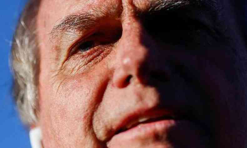 Close no rosto de Jair Bolsonaro, um homem idoso branco