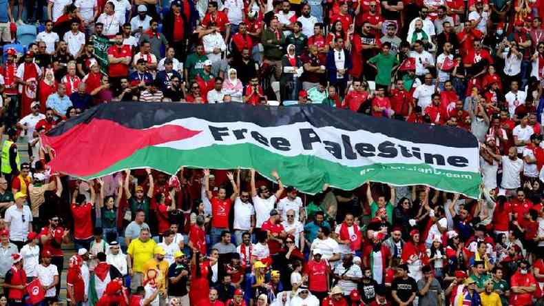 Torcedores da Tunsia abriram uma bandeira com os dizeres 'Palestina Livre' na arquibancada