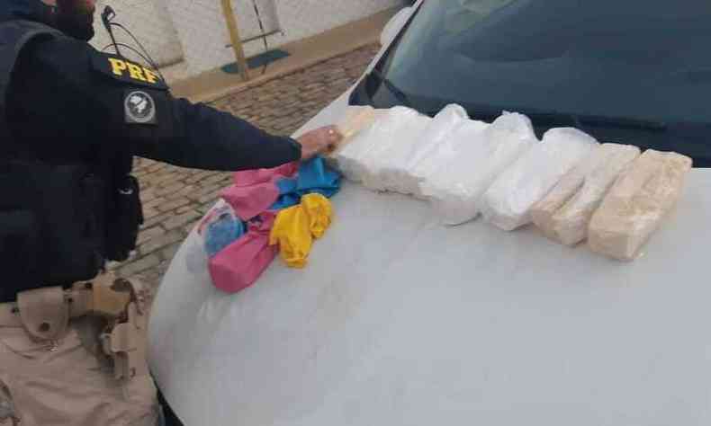 Cocana e pasta base da mesma droga foram encontrados em tanque de sedan(foto: Divulgao/PRF)