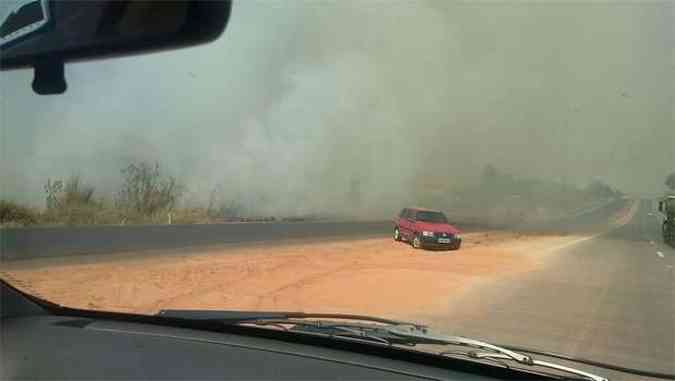 Motoristas flagraram focos de incndio ao longo do trecho de Bom Despacho da BR-262(foto: Ana Amlia Hamdan/EM/D.A.Press)