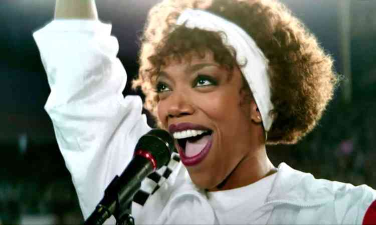 Close no rosto da atriz Naomi Ackie, que interpreta Whitney Houston