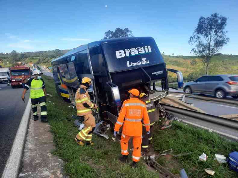 Os 42 passageiros do ônibus escaparam do acidente sem ferimentos 