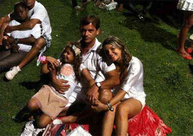 O casal Robson Lemos com a mulher Renata Prates e a filha Nicole de 6 anos. 