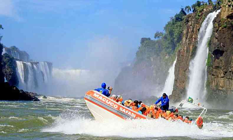 Prepare-se para tomar um banho nas guas geladas das Cataratas do Iguau. Aventura divertida  de tirar o flego (foto: Marden Couto/Turismo de Minas)