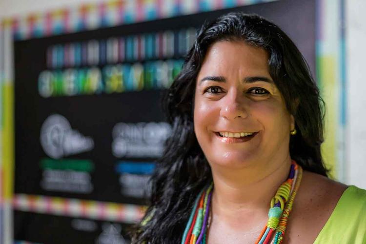  Raquel Hallak sorri para a cmera