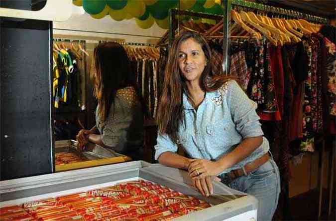 Com a venda de roupas em baixa, a dona da UST, Aila Portugal, decidiu apostar nas cervejas e tem estoque de 3 mil lates (foto: Gladyston Rodrigues/EM/D.A Press)