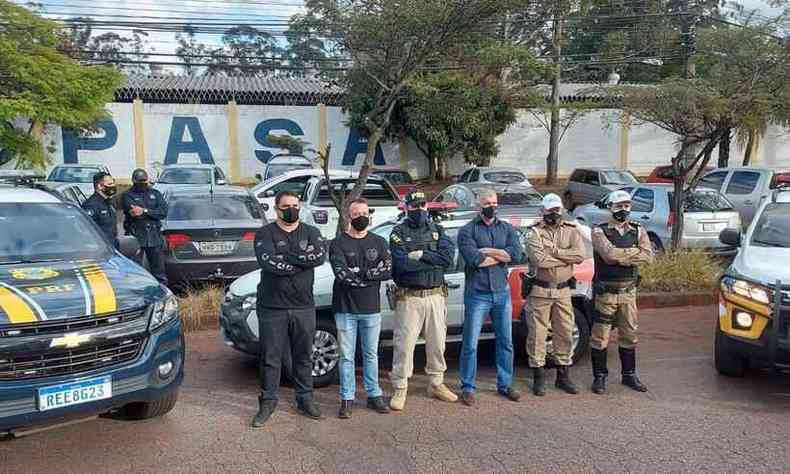 Policia Rodoviria Federal e Policia Militar Rodoviria, tambm estavam presentes na operao(foto: PRF/Divulgao)