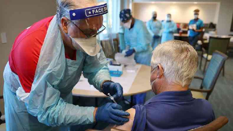 Vacinao contra covid-19 na Flrida; mais de 200 milhes de doses j foram aplicadas nos EUA(foto: Getty Images)