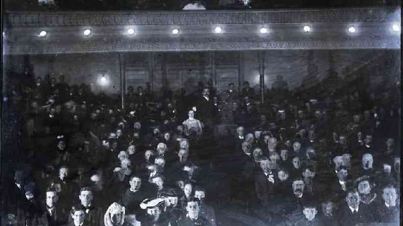 Foto do cinema em 1899, quando era conhecido como Graham Opera House; local sobreviveu  Grande Depresso e  chegada do streaming(foto: University of Iowa)