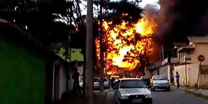 Momento de uma das exploses na fbrica em Contagem(foto: Reproduo Internet/YouTube)