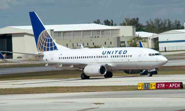 Voo da companhia americana United Airlines decola do Aeroporto Internacional de Fort Lauderdale, na Flrida (foto: AFP PHOTO / Karen BLEIER )