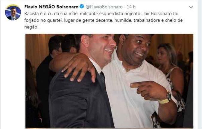 Flávio Bolsonaro postou foto com um negro e negou o racismo do pai(foto: Reprodução Twitter) Flávio Bolsonaro postou foto com um negro e negou o racismo do pai(foto: Reprodução Twitter)
