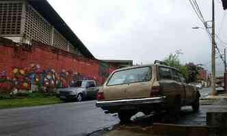 Carro onde as crianas ficaram presas est estacionado em frente a escola municipal(foto: Jair Amaral/EM/DA Press)