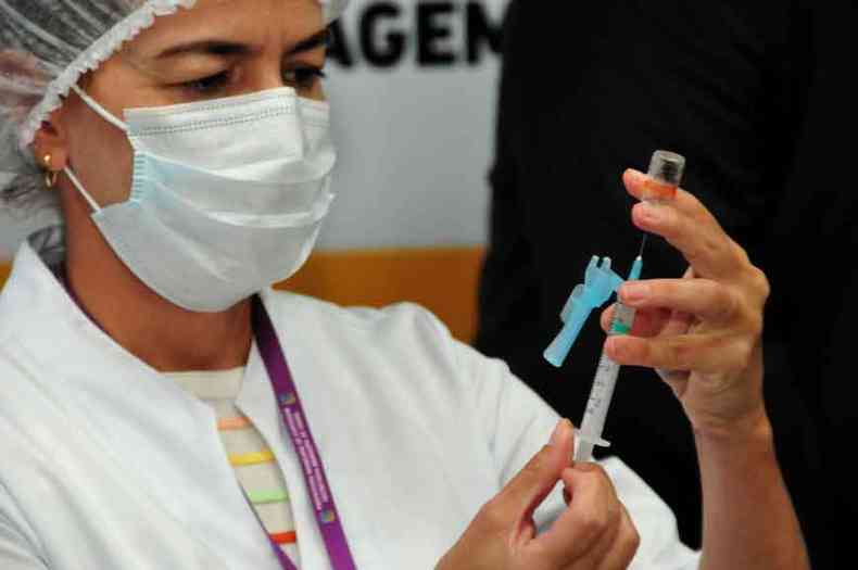 Sade estadual diz que pode atender at 180 mil pessoas por dia, mas faltam doses de imunizantes (foto: Ramon Lisboa/EM/D.A Press )